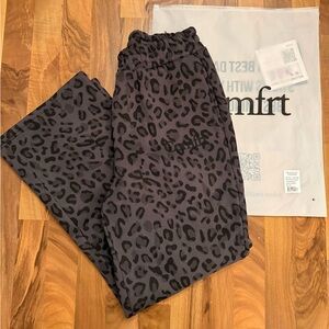 Comfrt Minimalist Straight Leg Sweatpants Panther Leopard Medium NEW!!! Sold Out